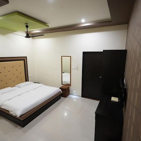 Hotel Ravi Residency Nadiad Ngoại thất bức ảnh