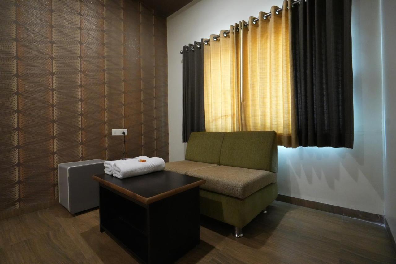 Hotel Ravi Residency Nadiad Ngoại thất bức ảnh