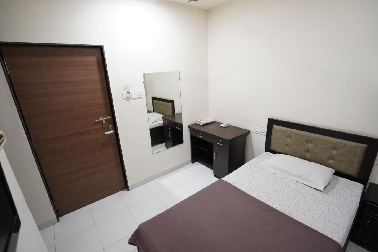 Hotel Ravi Residency Nadiad Ngoại thất bức ảnh