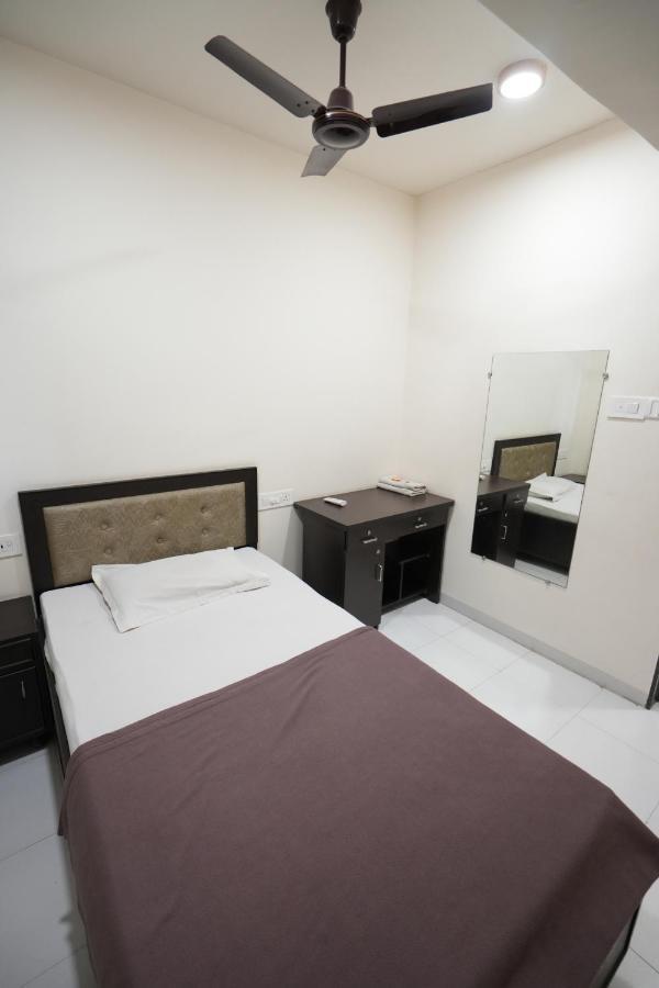 Hotel Ravi Residency Nadiad Ngoại thất bức ảnh